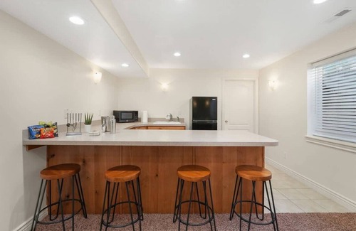 Layton House | Spacious 5BR Retreat with Game Room, PS5 & Garage