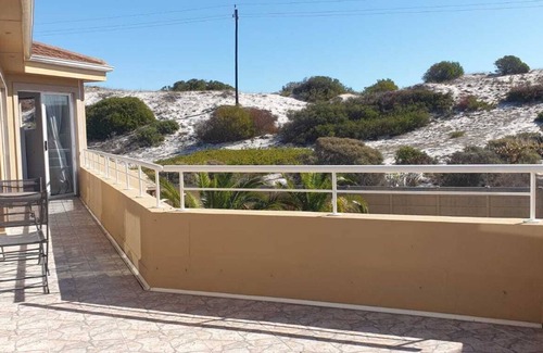 Bloubergstrand House | Spacious 6-bed 5 bath west beach house in charming Cape Town with WiFi