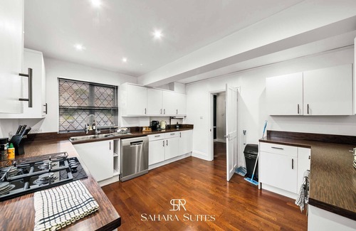 Reading House | Spacious 6-Bed Home in Reading | Parking