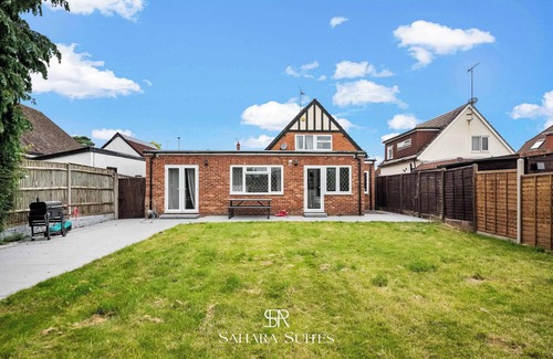 Reading House | Spacious 6-Bed Home in Reading | Parking