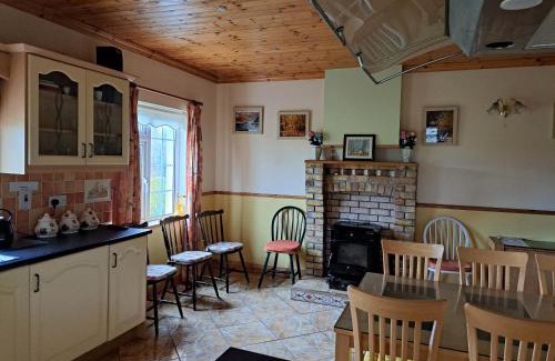 Kilmovee House | Spacious 6-Bed House 10 minutes from Knock Airport