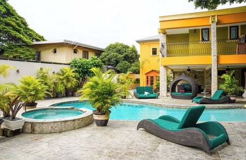 Saint James House | Spacious 6-bedroom house in Federation Park Port of Spain with AC, WiFi