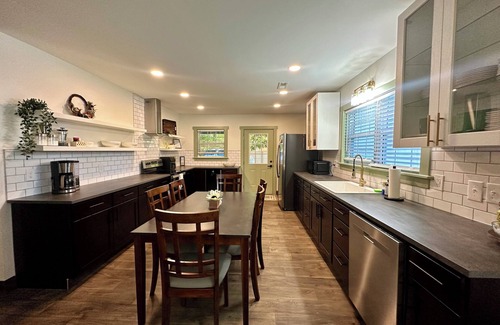 High Point House | Spacious 6-bedroom 4-bathroom House High Point Emerywood