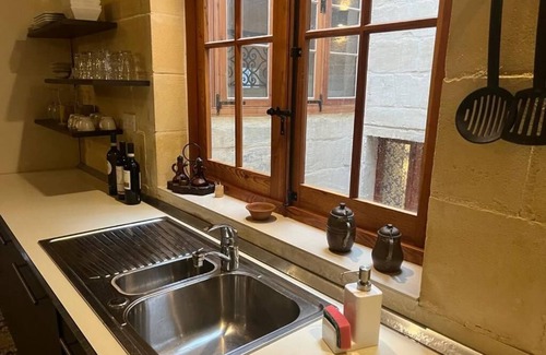 Senglea House | Spacious, 6-bedroom, 500 year old house of character, inc WiFI & AC in Senglea
