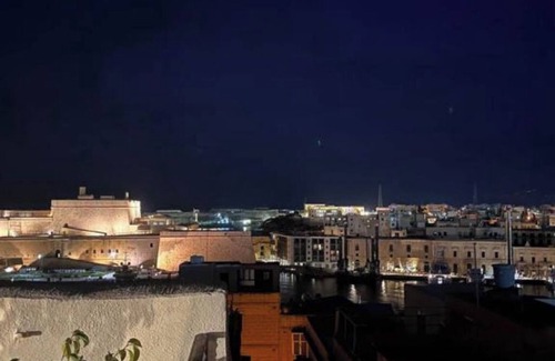 Senglea House | Spacious, 6-bedroom, 500 year old house of character, inc WiFI & AC in Senglea