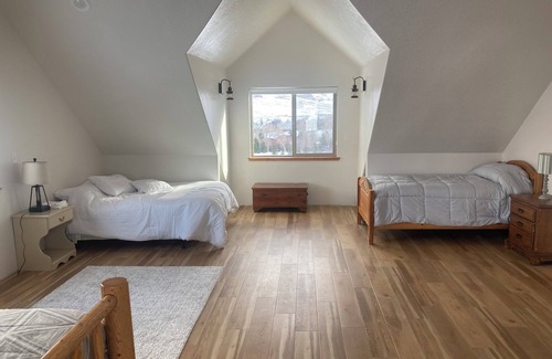 Downey Cabin | Spacious 6-bedroom, 6 bathroom lodge at Malad Summit with WiFi, AC.