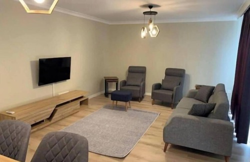 Gaziosmanpasa Apartment | Spacious 6-bedroom apartment in serene Istanbul with AC