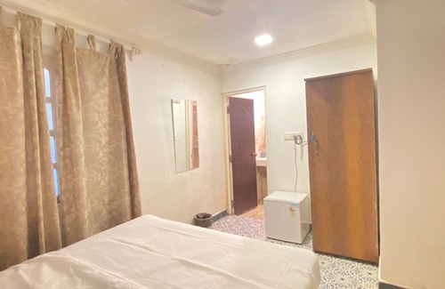Morjim Hotel | Spacious 6-bedroom beach house in Morjim beach with WiFi, AC, & kitchen sea view