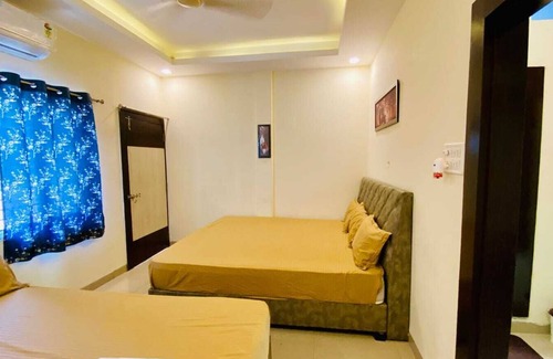 Ujjain House | Spacious 6-bedroom building in vibrant Ujjain with AC