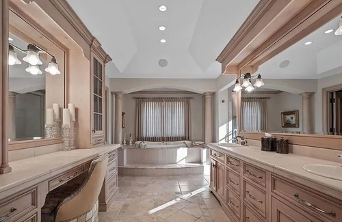 Birmingham House | Spacious 6-bedroom house in fabulous Birmingham with WiFi, AC, fitness room