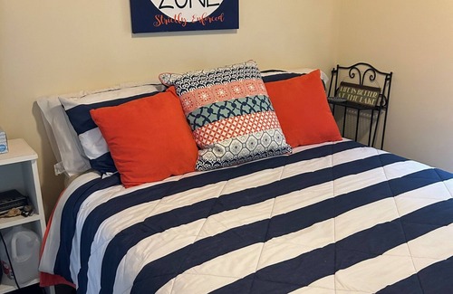 Jamestown House | Spacious 6-bedroom house in charming Jamestown with WiFi and AC