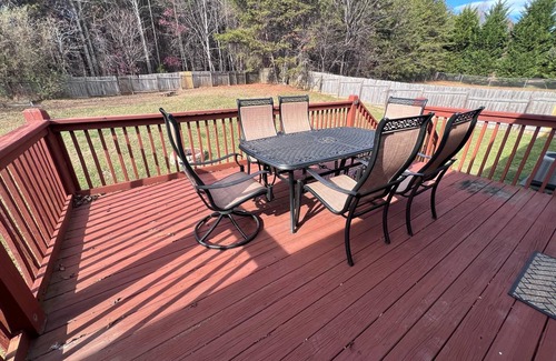 Lynchburg House | Spacious 6-bedroom house close to LU in Lynchburg with WiFi, AC