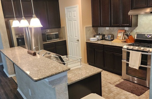 Converse House | Spacious 6-bedroom house in charming Converse with WiFi, AC