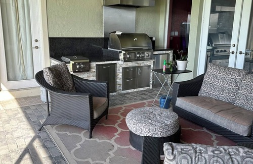 Parkland House | Spacious 6-bedroom house in wonderful Parkland with AC, fitness room, WiFi