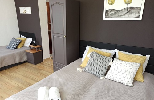 Pomorie House | Spacious 6-bedroom house with AC and WiFi in Pomorie, 5 min walk to the beach.