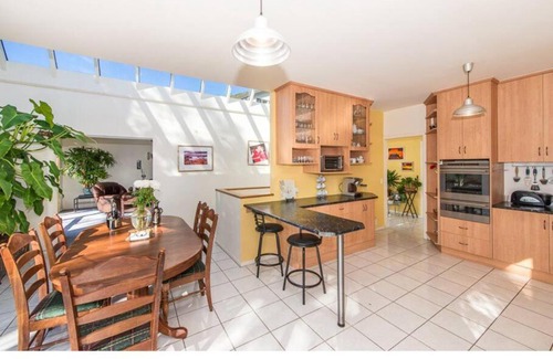 Sandy Bay House | Spacious 6-BR & 3 baths House in Prime Location