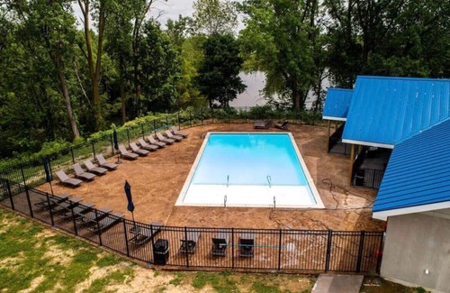 Grandville Apartment | Spacious 6BR 6BA Grand Castle Apartment Near Downtown