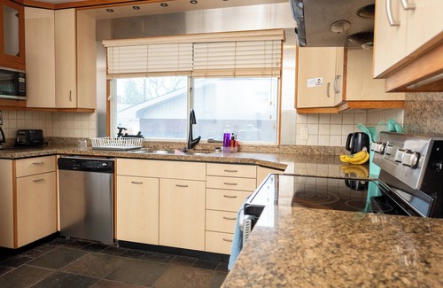 Varsity House | Spacious 6BR and 2BA in Varsity – Walk to U of Calgary