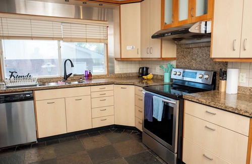 Varsity House | Spacious 6BR and 2BA in Varsity – Walk to U of Calgary