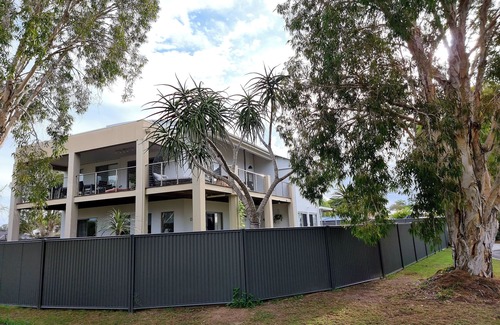 Burrum Heads House | Spacious 6BR Seaside Home Sleeps 12 Pet-Friendly 100m to Beach.