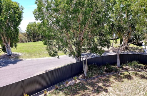 Burrum Heads House | Spacious 6BR Seaside Home Sleeps 12 Pet-Friendly 100m to Beach.