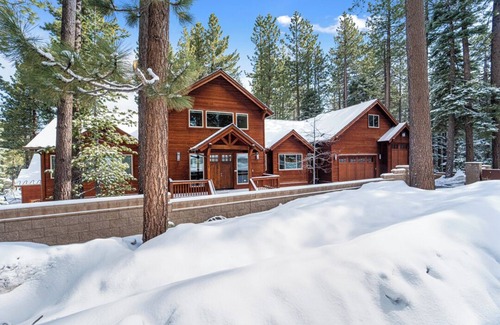South Lake Tahoe House | Spacious 7-bedroom estate with hot tube and WiFi in delightful Lake Tahoe