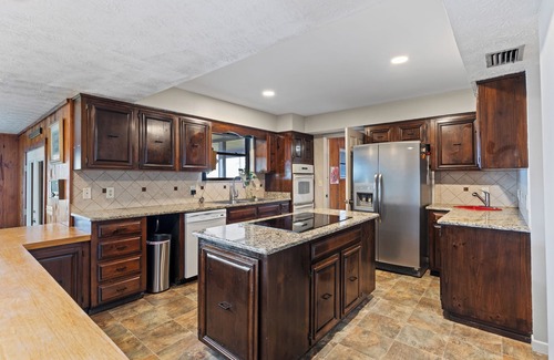Hampton House | Spacious 7-bedroom, 7-bathroom lake front house in brilliant Hampton, sleeps 17!