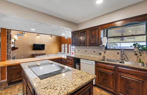 Hampton House | Spacious 7-bedroom, 7-bathroom lake front house in brilliant Hampton, sleeps 17!