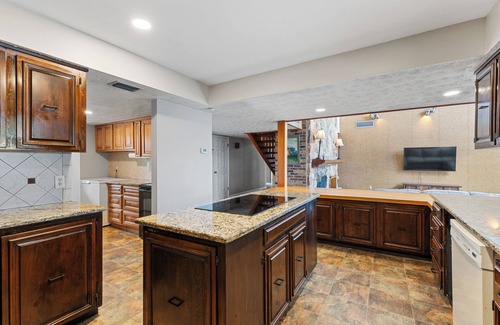 Hampton House | Spacious 7-bedroom, 7-bathroom lake front house in brilliant Hampton, sleeps 17!