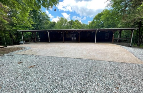 Clifton Cabin | Spacious 7-bedroom cabin in charming Clifton with WiFi, AC