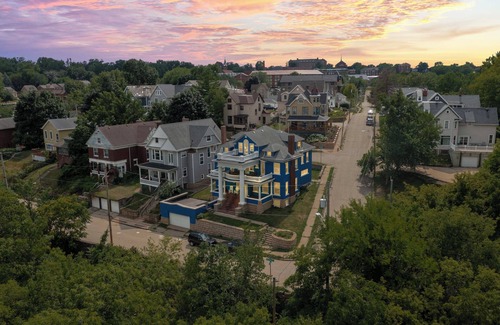 Dubuque House | Spacious 7-bedroom house- unique history, modern comforts and incredible views