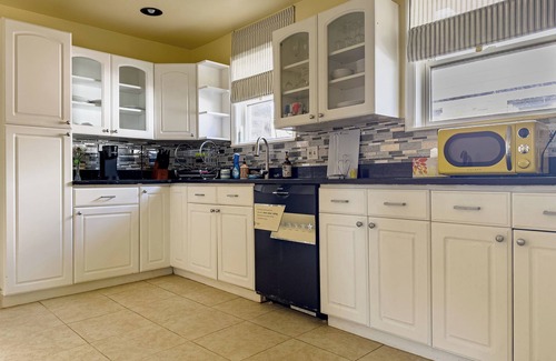 Upper Darby House | Spacious 7-BR Family Retreat in Upper Darby