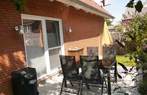 Hohenfelde Apartment | Spacious 75 m2 Fewo "Strandgut" for max 2 adults + 2 children with garden terrace