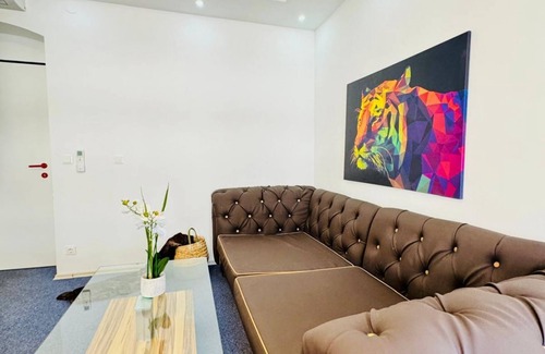 Meidling Apartment | Spacious 7BR Apartment – Prime Location