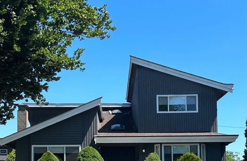 Fraserview House | Spacious 8 bedroom house in Vancouver with jacuzzi, free parking and fast wifi