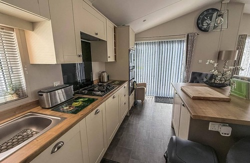 Hopton Cabin | Spacious 8 berth luxury lodge for hire at Broadland Sands in Suffolk ref 20033CV