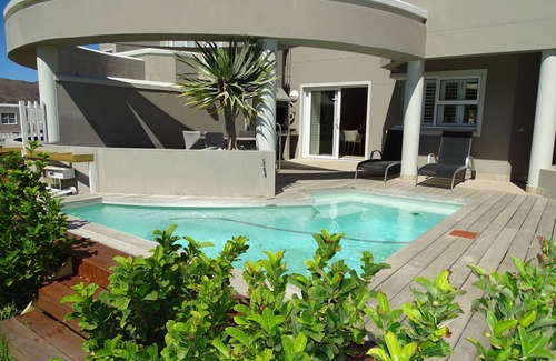 Hout Bay House | Spacious 8 sleeper Beach Place with pool, along Hout Bay beach.