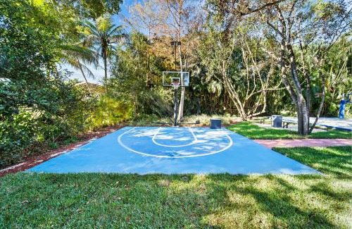 Davie House | Spacious 8BR w Guesthouse POOL Tons of Games