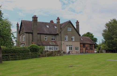 Whitbourne House | Spacious 9-bedroom house in delightful Whitbourne with great outside space.