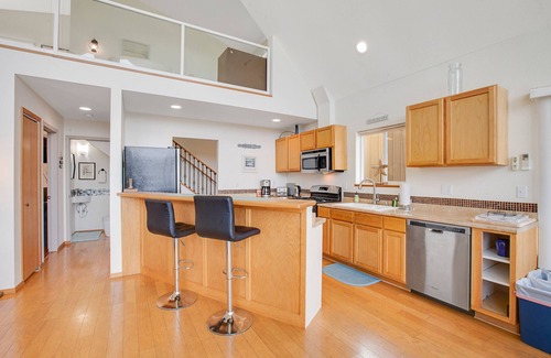 Union House | Spacious A-frame w/mountain & water views, New Hot Tub, AC, Fireplace, W/D