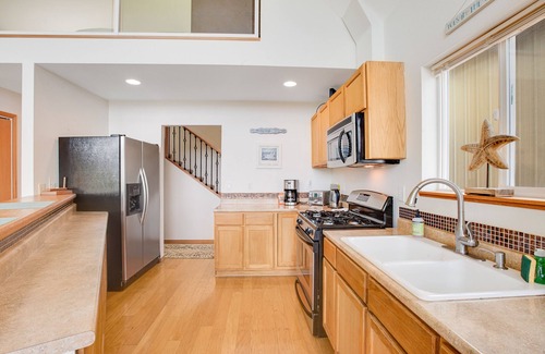 Union House | Spacious A-frame w/mountain & water views, New Hot Tub, AC, Fireplace, W/D