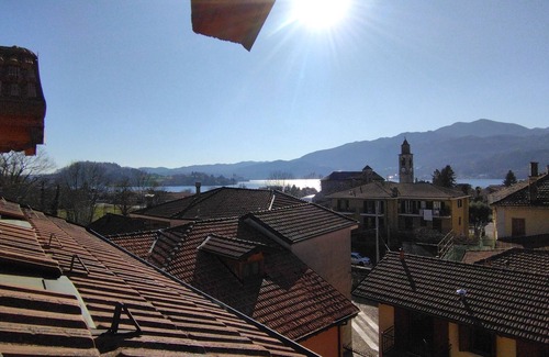 Pettenasco House | Spacious accommodation a stone's throw from Lake Orta