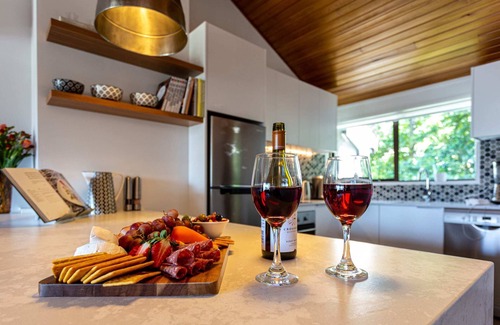 Fernhill Apartment | SPACIOUS ALPINE SPA LAKE VIEW TOWNHOUSE