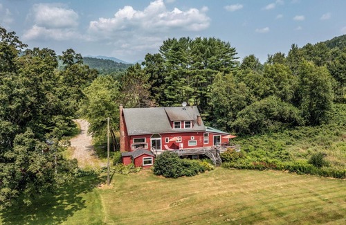 Moscow House | Spacious and authentic Vermont retreat in the heart of Stowe; Perfect for groups