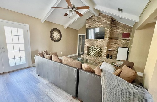 Slidell House | Spacious and bright 5bd 2 ba with jacuzzi tub.