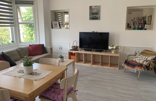 Crouch End Apartment | Spacious and bright modern styling 3 bed flat
