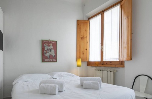Sant' Ambrogio Apartment | Spacious and bright studio apartment in Santa Croce