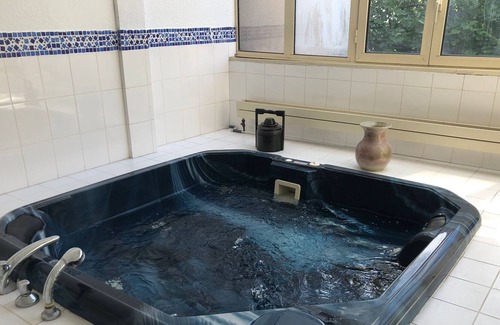 Cachan Villa | Spacious and bright villa with Jacuzzi 10 minutes from the metro