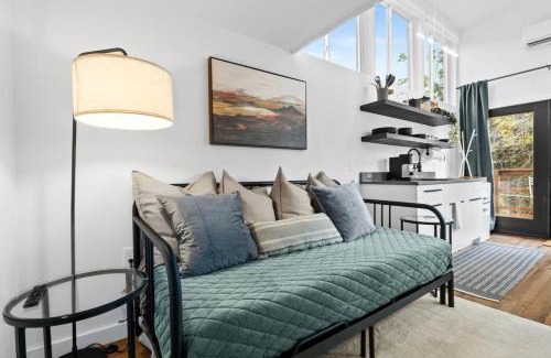 Holly Apartment | Spacious and Bright with Deck Walkable to 6th St