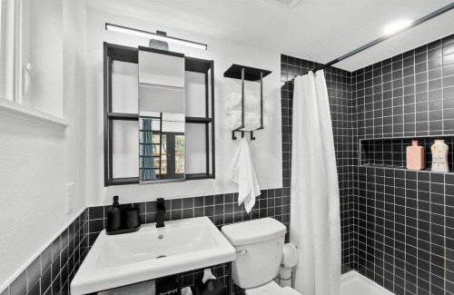 Holly Apartment | Spacious and Bright with Deck Walkable to 6th St